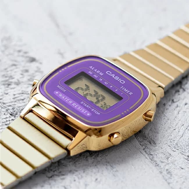 Montre Casio Vintage LA670WEGA-6EF Femme Dorée Cadran Violet Digital vue 2