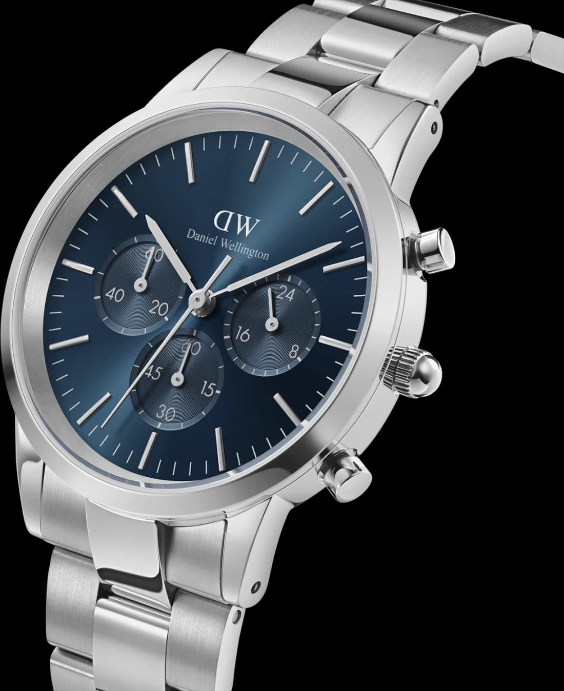 Visage cadran Daniel Wellington DW00100644 avec compteurs chronographe, guichet date à 4h30, finition soleillée bleu profond