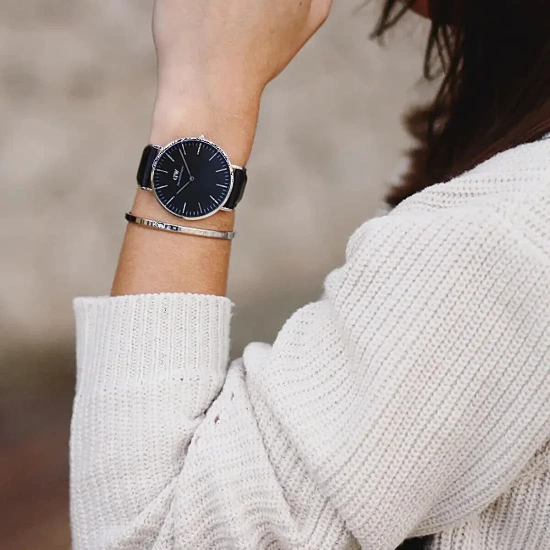 Visage cadran Daniel Wellington DW00100145 arborant index bâtons polis et aiguilles luminescentes sur fond noir mat