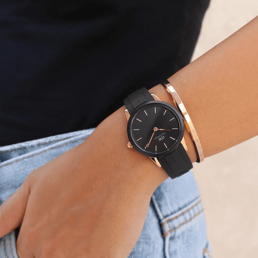 Lunette boîtier Daniel Wellington DW00100426 en acier inoxydable brossé, lunette lisse fine et verre minéral traité antireflet