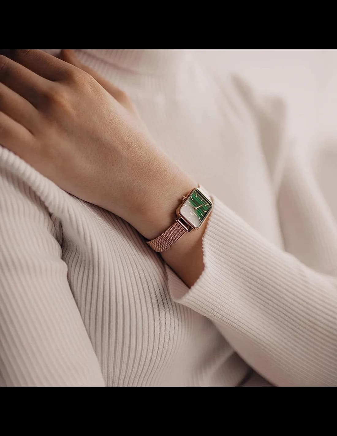 Attache bracelet Daniel Wellington DW00100437 en maille dorée avec fermoir déployant ajustable pour confort durable