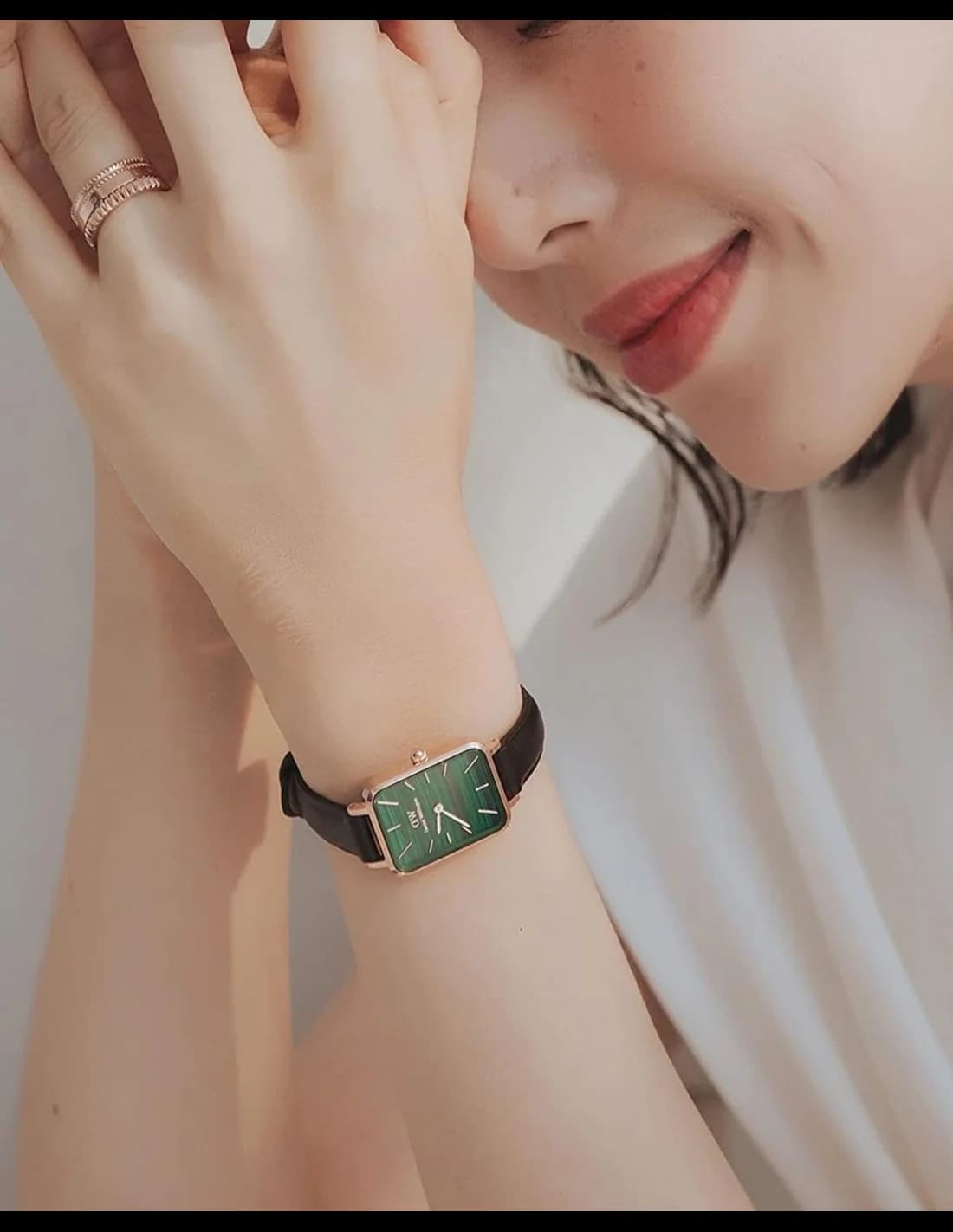 Attache bracelet Daniel Wellington DW00100439 en cuir noir grainé avec coutures ton sur ton et ardillon en acier inoxydable