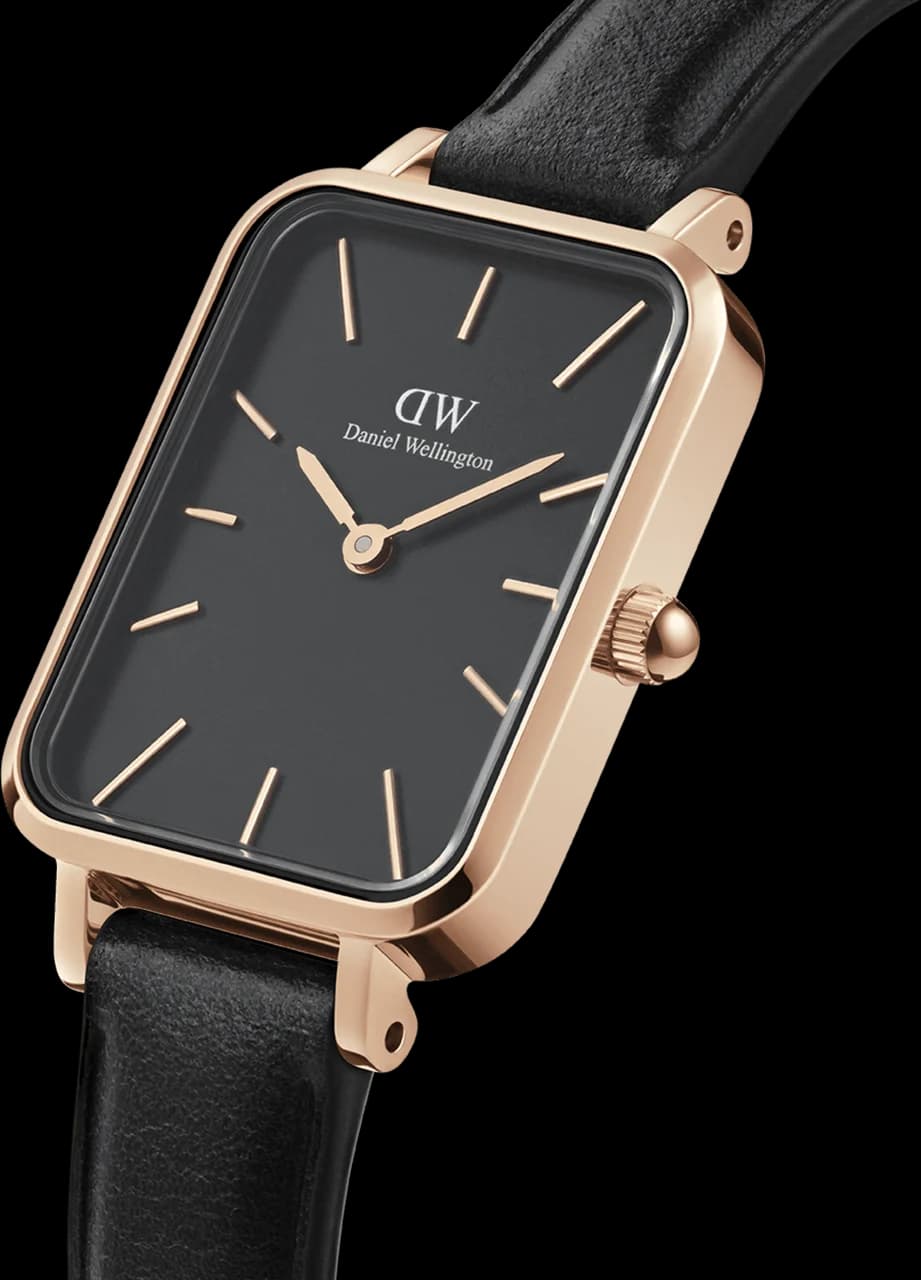 Visage cadran Daniel Wellington DW00100449 présentant index fins dorés, aiguilles dauphine et complication date à 3 heures