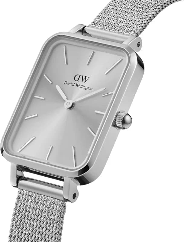 Visage cadran Daniel Wellington DW00100486 avec index bâtons polis et aiguilles dauphine fines sur fond argenté