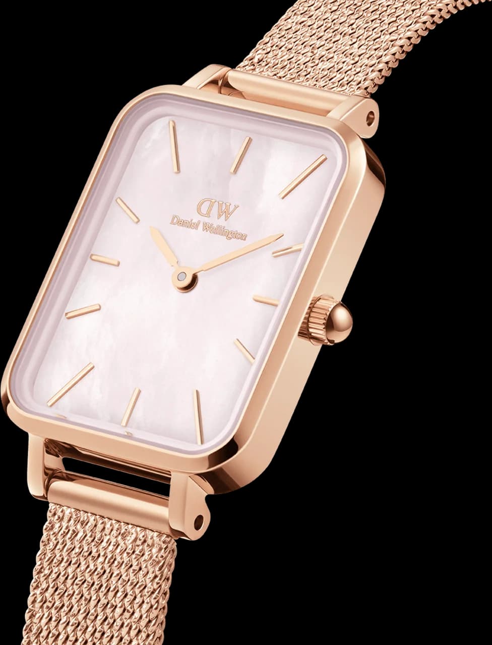 Visage cadran Daniel Wellington DW00100510 avec index bâton et aiguilles dorés, fond nacre irisé sans complications