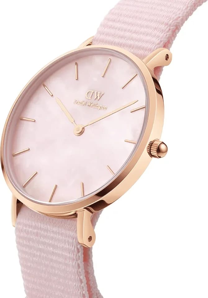 Visage cadran Daniel Wellington DW00100512 comprenant index bâtons argentés et aiguilles fines sur fond irisé naturel