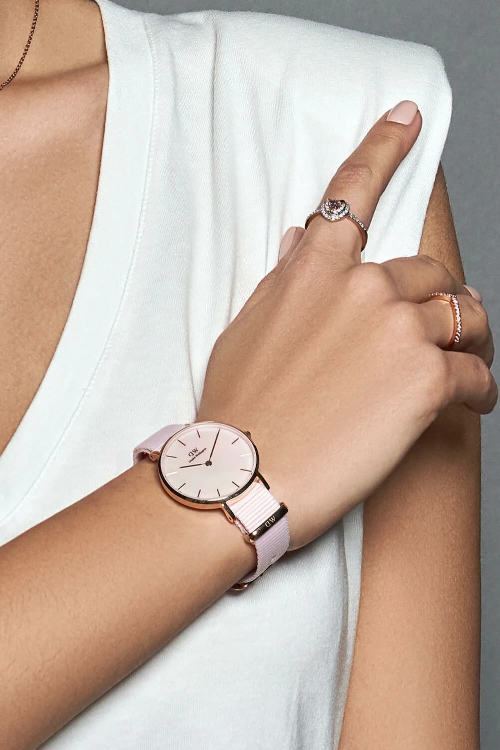 Attache bracelet Daniel Wellington DW00100515 en cuir marron avec fermoir ardillon doré, cousu main, souple et raffiné