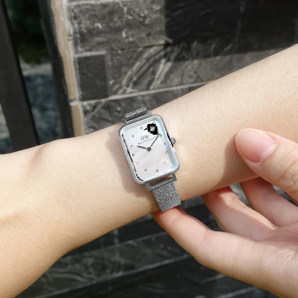 Lunette boîtier Daniel Wellington DW00100580 rectangulaire en acier inoxydable gris brossé, profil fin et élégant