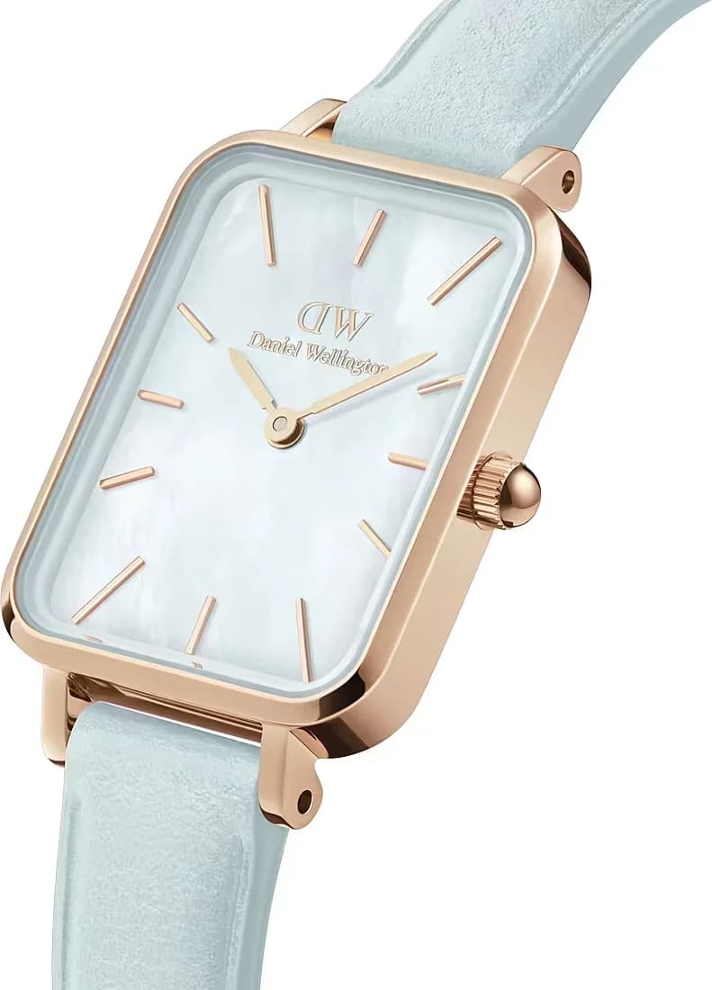 Visage cadran Daniel Wellington DW00100638 présente cadran bleu nacre motif soleil, index bâton polis et aiguilles dorées