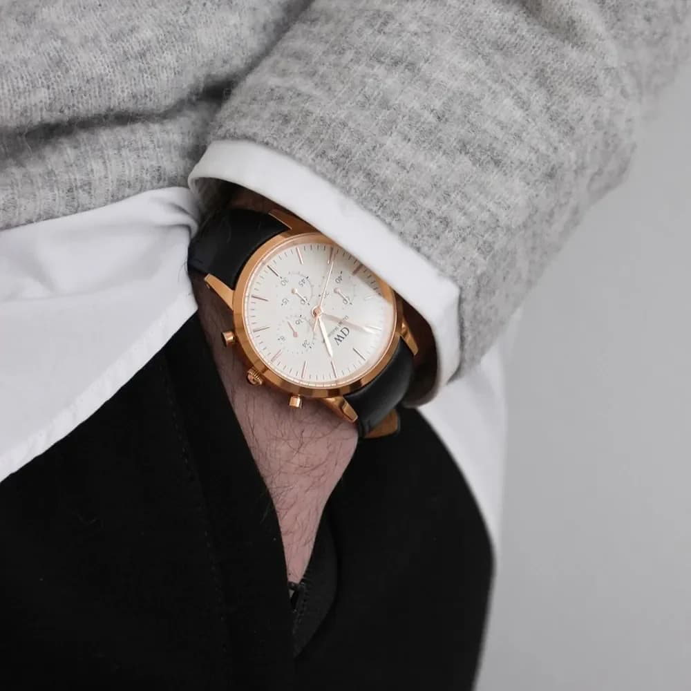Lunette boîtier Daniel Wellington DW00100646 en acier inoxydable 316L plaqué or rose, lunette fine polie, verre minéral, poussoirs chronographe bombés