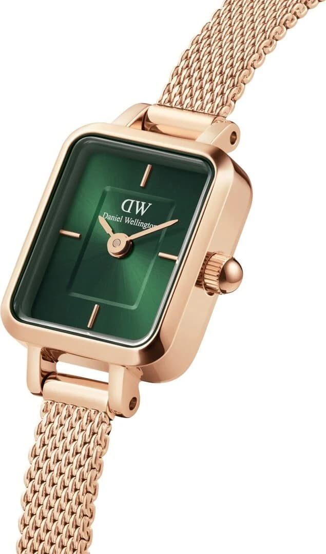 Visage cadran Daniel Wellington DW00100648 aux index bâton dorés et aiguilles fines sur fond vert, design épuré sans complications