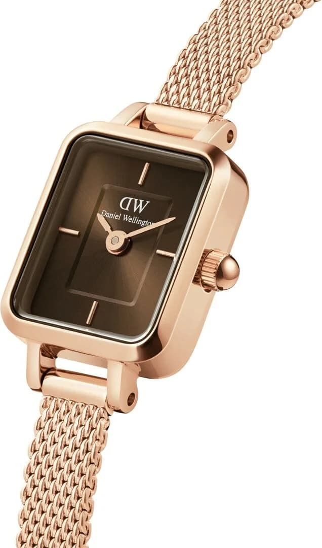 Visage cadran Daniel Wellington DW00100649 avec index bâtons dorés et aiguilles épurées sans complications