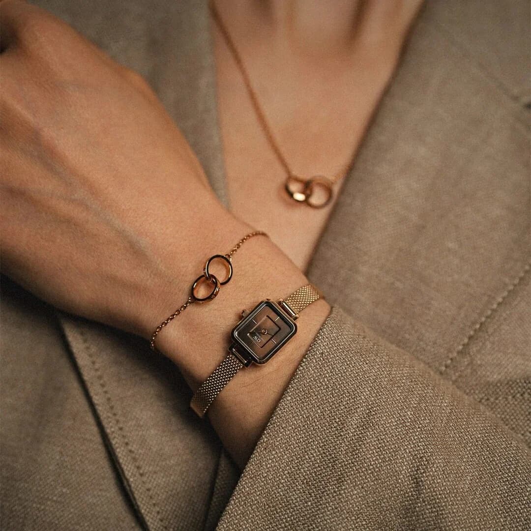 Attache bracelet Daniel Wellington DW00100649 en maille milanaise dorée avec fermoir déployant ajustable