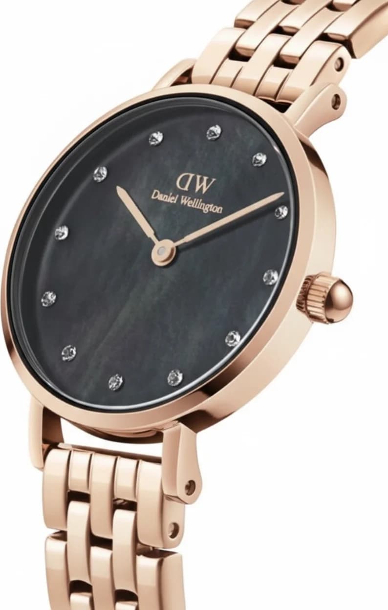 Visage cadran Daniel Wellington DW00100660 dévoile index linéaires et aiguilles dorées, complications date absentes, design épuré signature Daniel Wellington