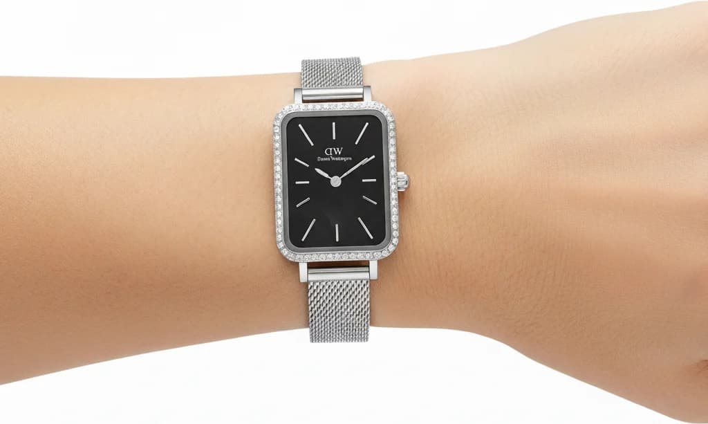 Lunette boîtier Daniel Wellington DW00100667 de forme carrée, finitions polies et brossées, verre minéral bombé
