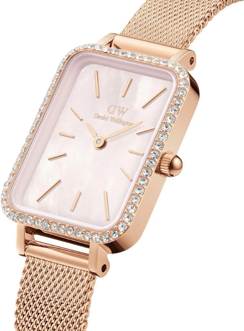 Visage cadran Daniel Wellington DW00100669 affiche index bâtons argentés sur fond rose lumineux