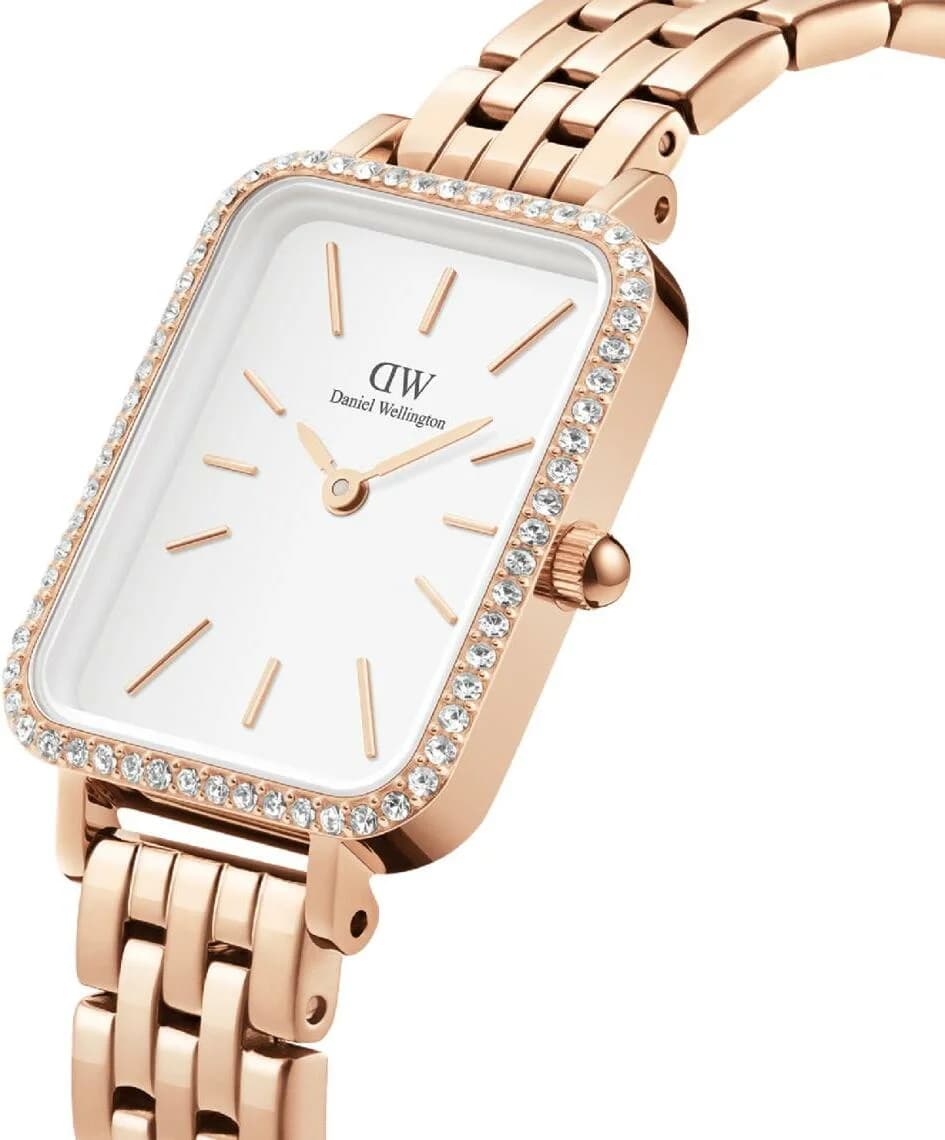 Visage cadran Daniel Wellington DW00100672 affiche index bâtons polis et aiguilles fines en or rose lumineux pour lisibilité optimale