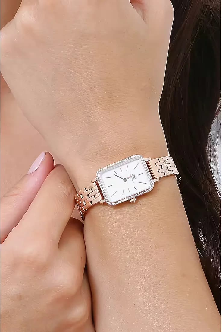 Lunette boîtier Daniel Wellington DW00100672 carré en acier inoxydable plaqué or rose avec verre minéral offre une silhouette épurée et chic