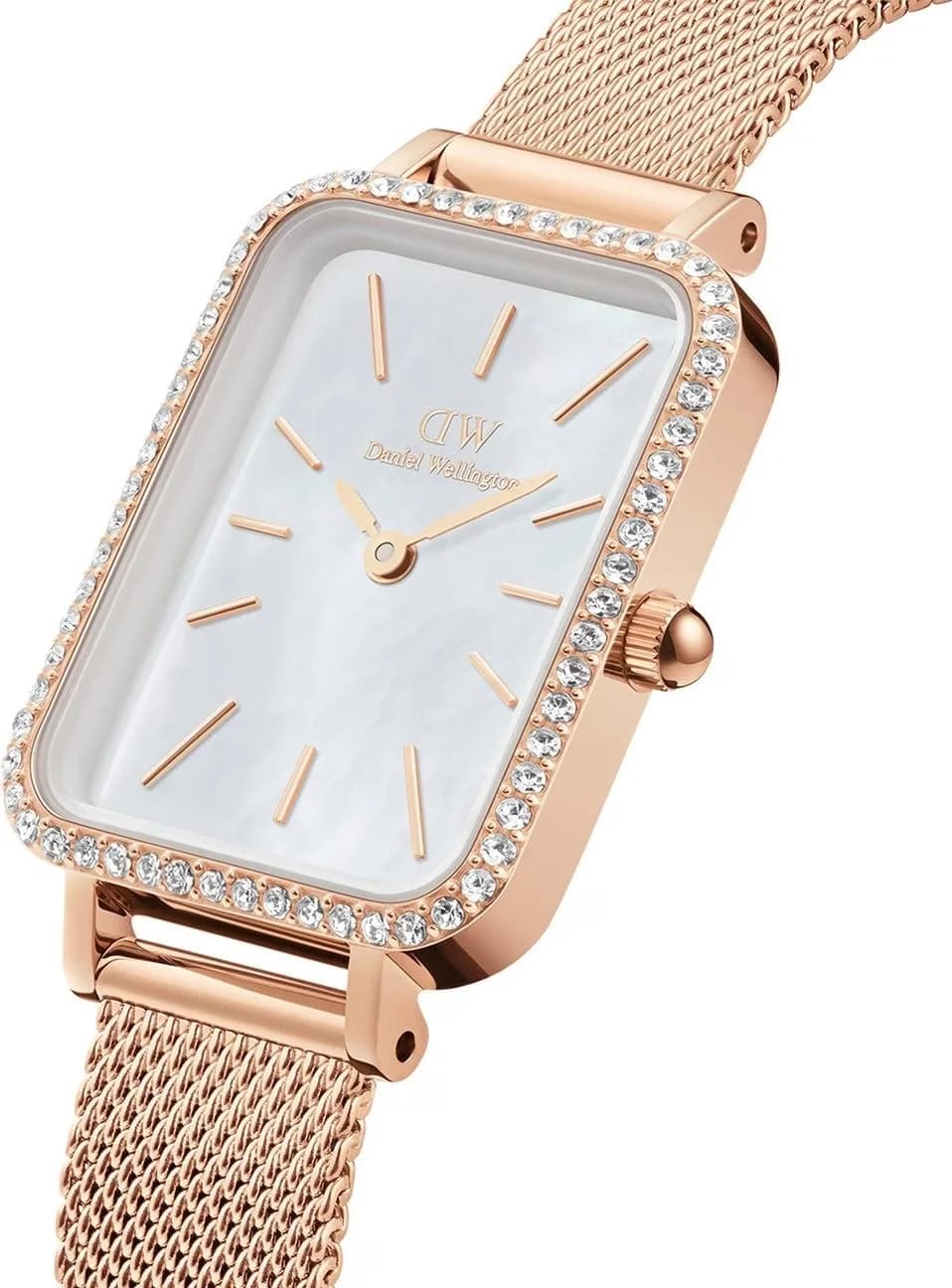 Visage cadran Daniel Wellington DW00100674 dévoile des aiguilles fines en or rose et des index cristal lustré, complication date absente