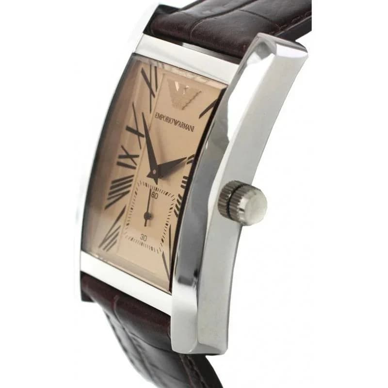 Visage cadran Emporio Armani AR0154 détail des aiguilles dauphine et guichet date à 3h sur fond bleu grainé