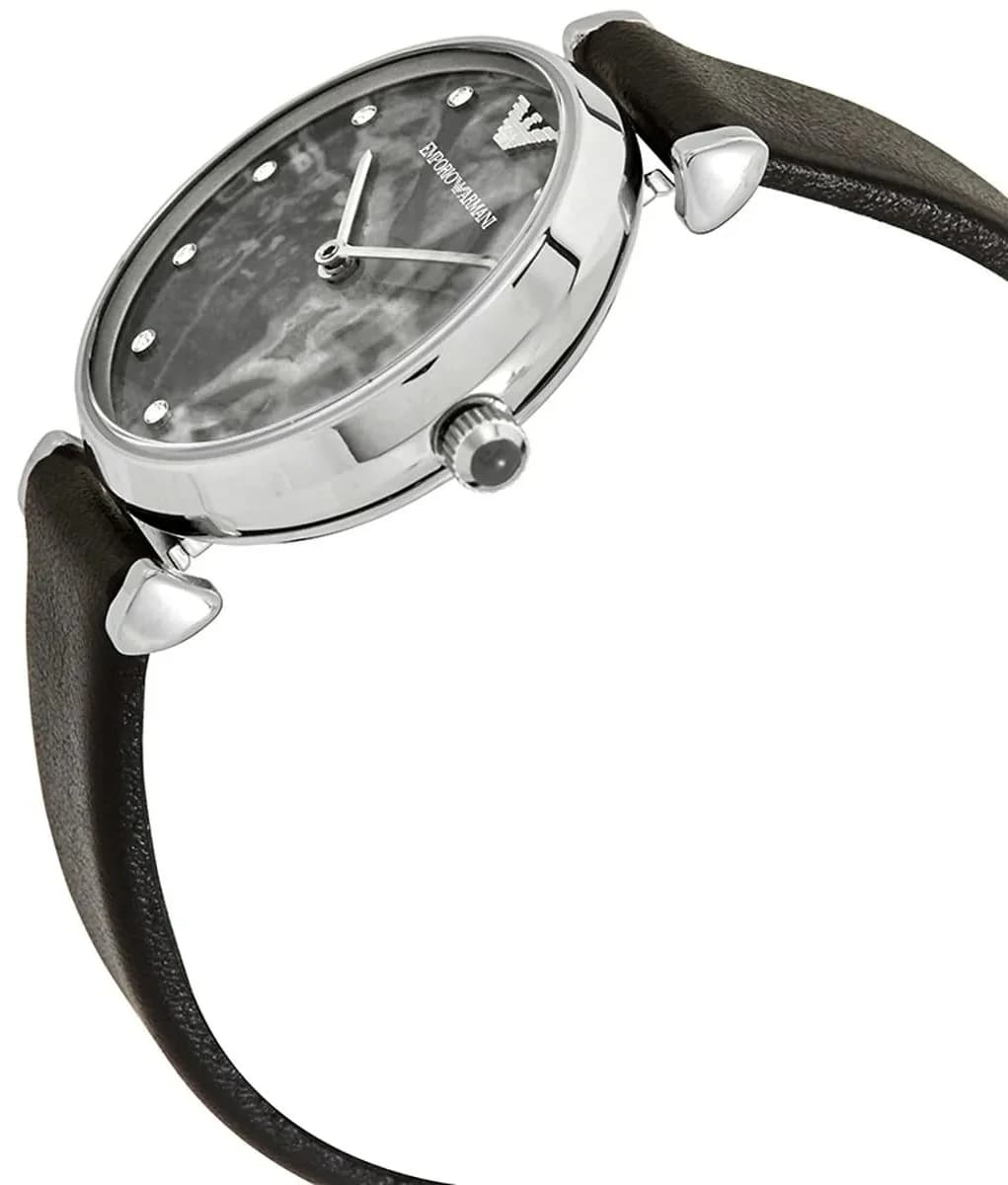 Visage cadran Emporio Armani AR11171 détail des index cristaux Swarovski et aiguilles bâton, design épuré