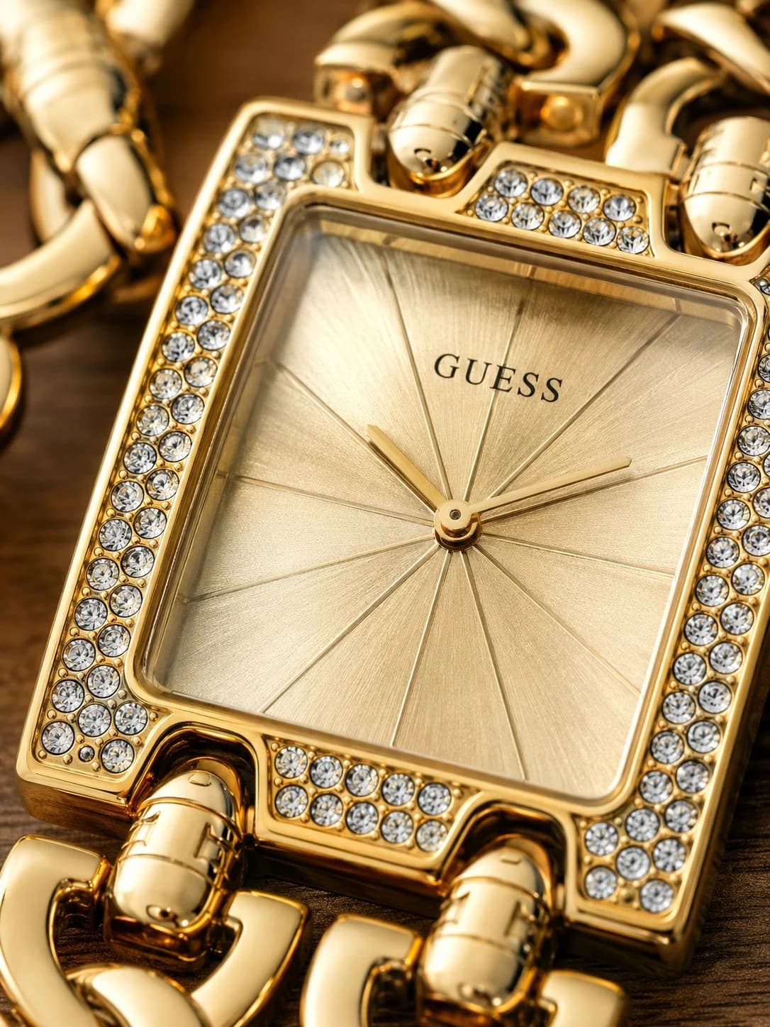 Attache bracelet Guess W0072L1 en acier doré jaune à maillons chaîne style gourmette