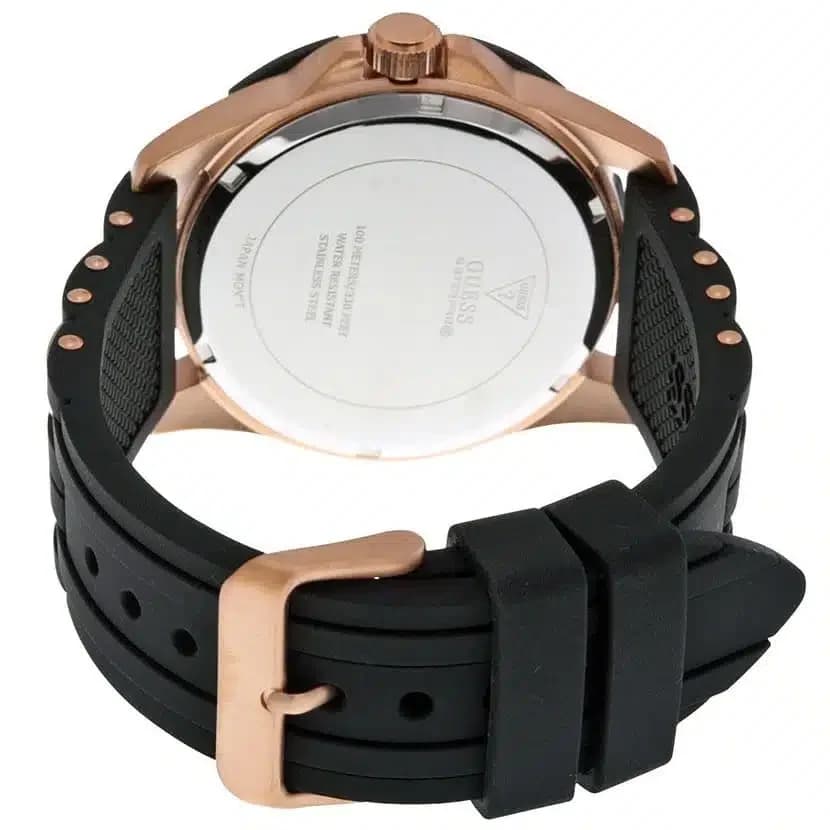 Visage cadran Guess W0366G3 présentant index appliqués argentés, aiguilles troncs et date ronde à 3h