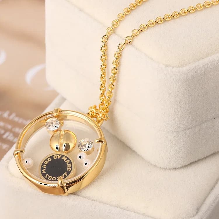 Collier Marc by Marc Jacobs - Réf. 106731 - Disque émail noir sur chaîne or jaune 66 cm - Pour Femme vue 2