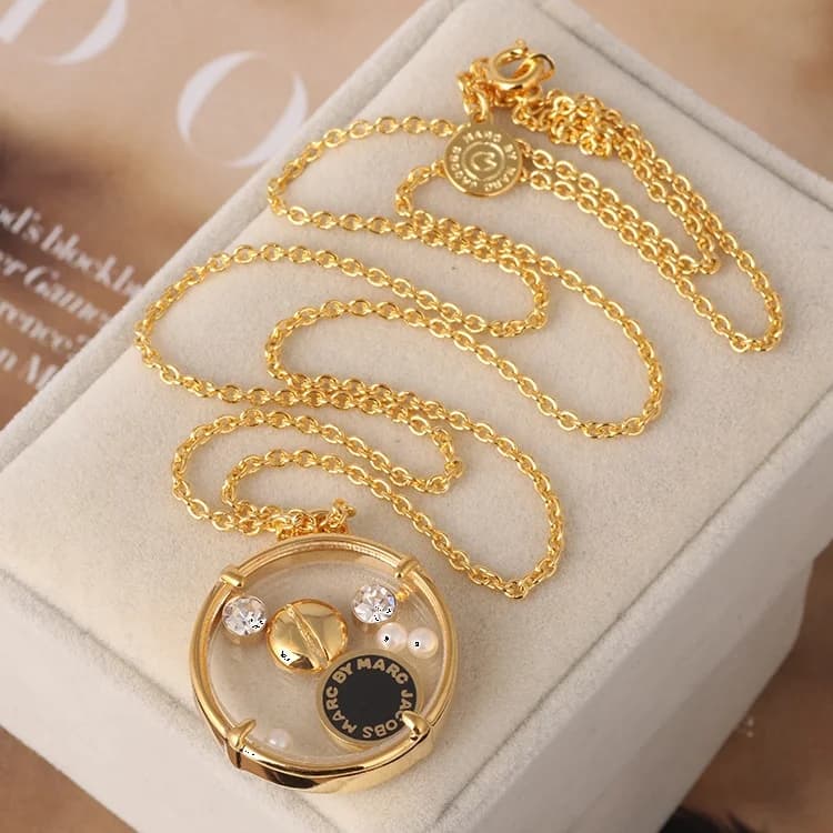 Collier Marc by Marc Jacobs - Réf. 106731 - Disque émail noir sur chaîne or jaune 66 cm - Pour Femme vue 3
