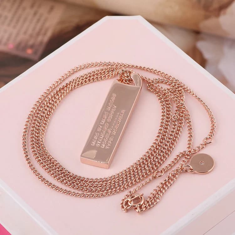Collier chaine Marc by Marc Jacobs en acier plaqué or rose avec plaque logo - Réf. 109244 vue 3