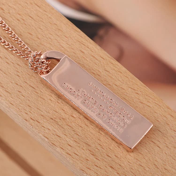 Collier chaine Marc by Marc Jacobs en acier plaqué or rose avec plaque logo - Réf. 109244 vue 5