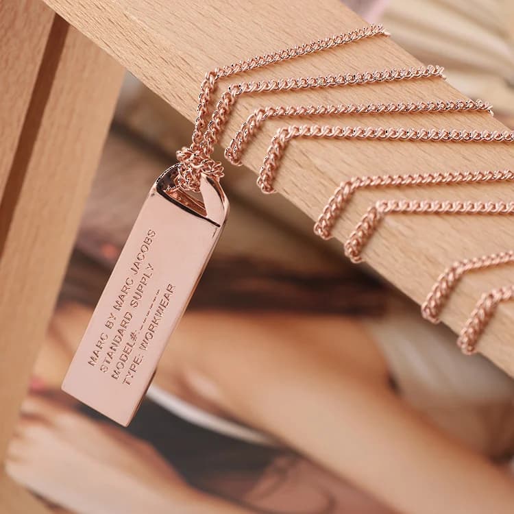 Collier chaine Marc by Marc Jacobs en acier plaqué or rose avec plaque logo - Réf. 109244 vue 6