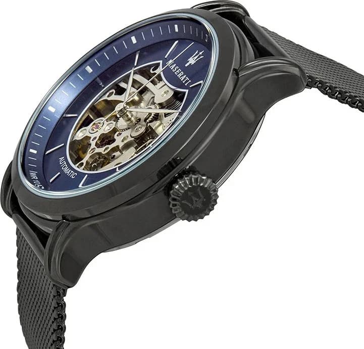 Zoom sur le cadran noir du Maserati R8823118002