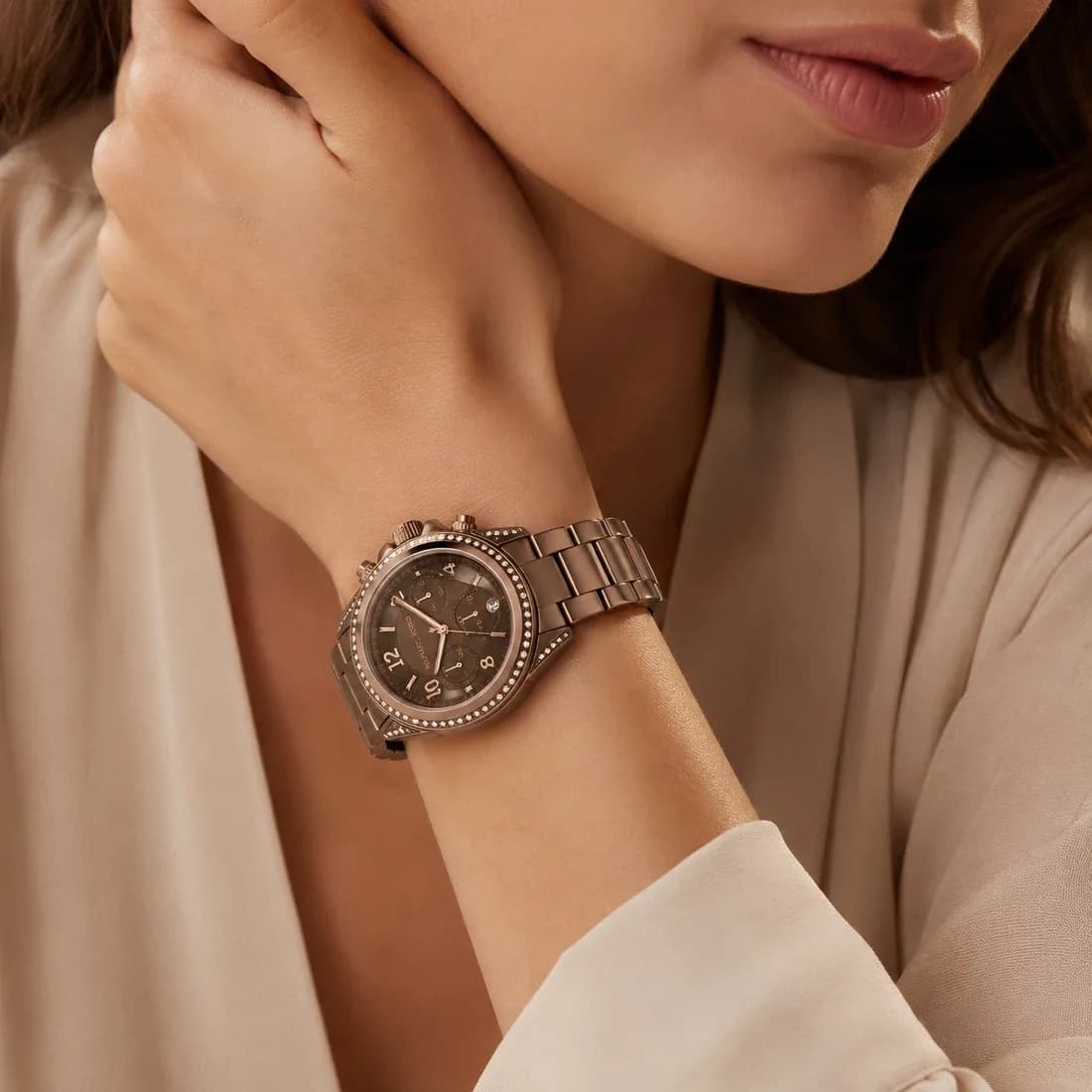 Visage cadran Michael Kors MK5493 avec index appliqués dorés, aiguilles bâton et compteurs chronographe 24h