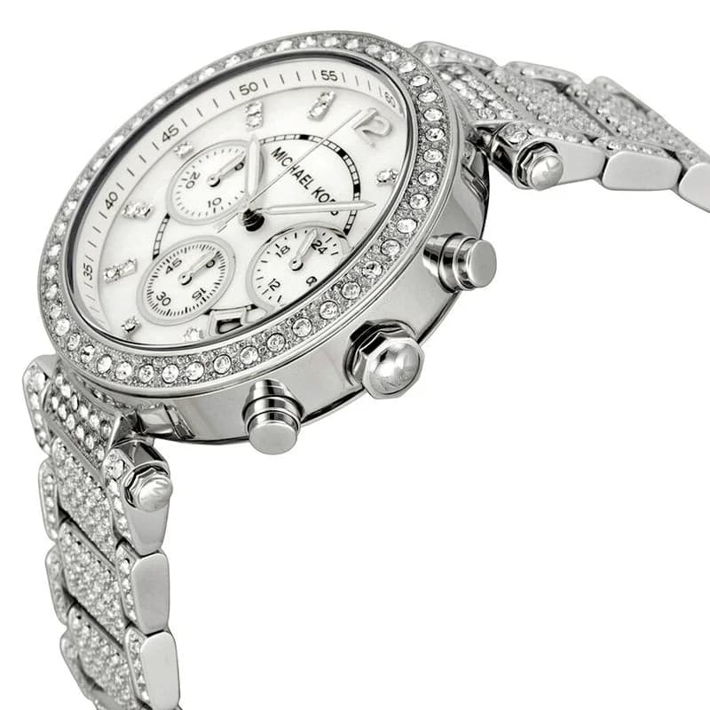 Visage cadran Michael Kors MK5572 révélant index appliqués en acier et aiguilles dauphine sur fond argenté soleillé