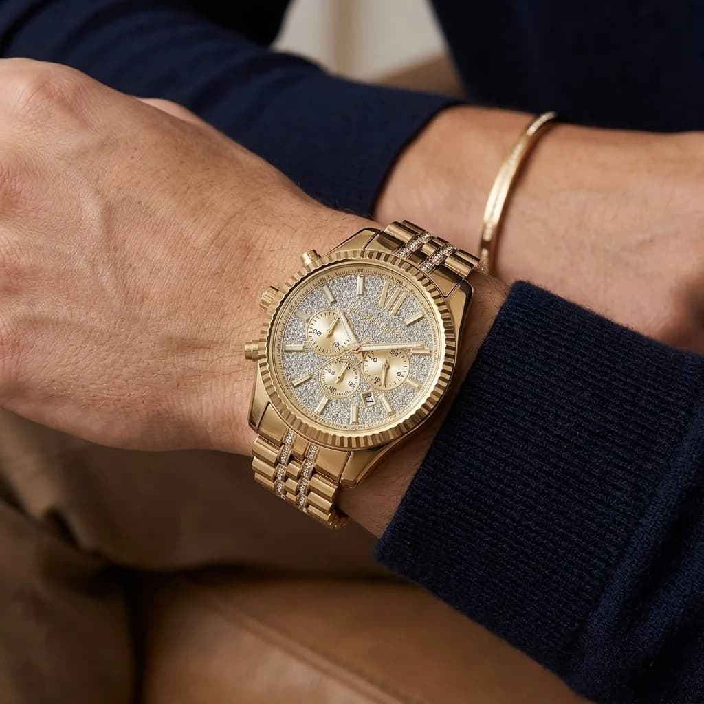 Attache bracelet Michael Kors MK8579 en acier doré maillé déployant, fermoir papillon sécurisé, finition polie
