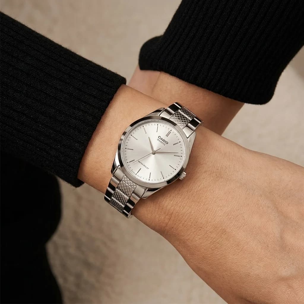 Le garde-temps Casio LTP-1274D-7ADF vu de profil