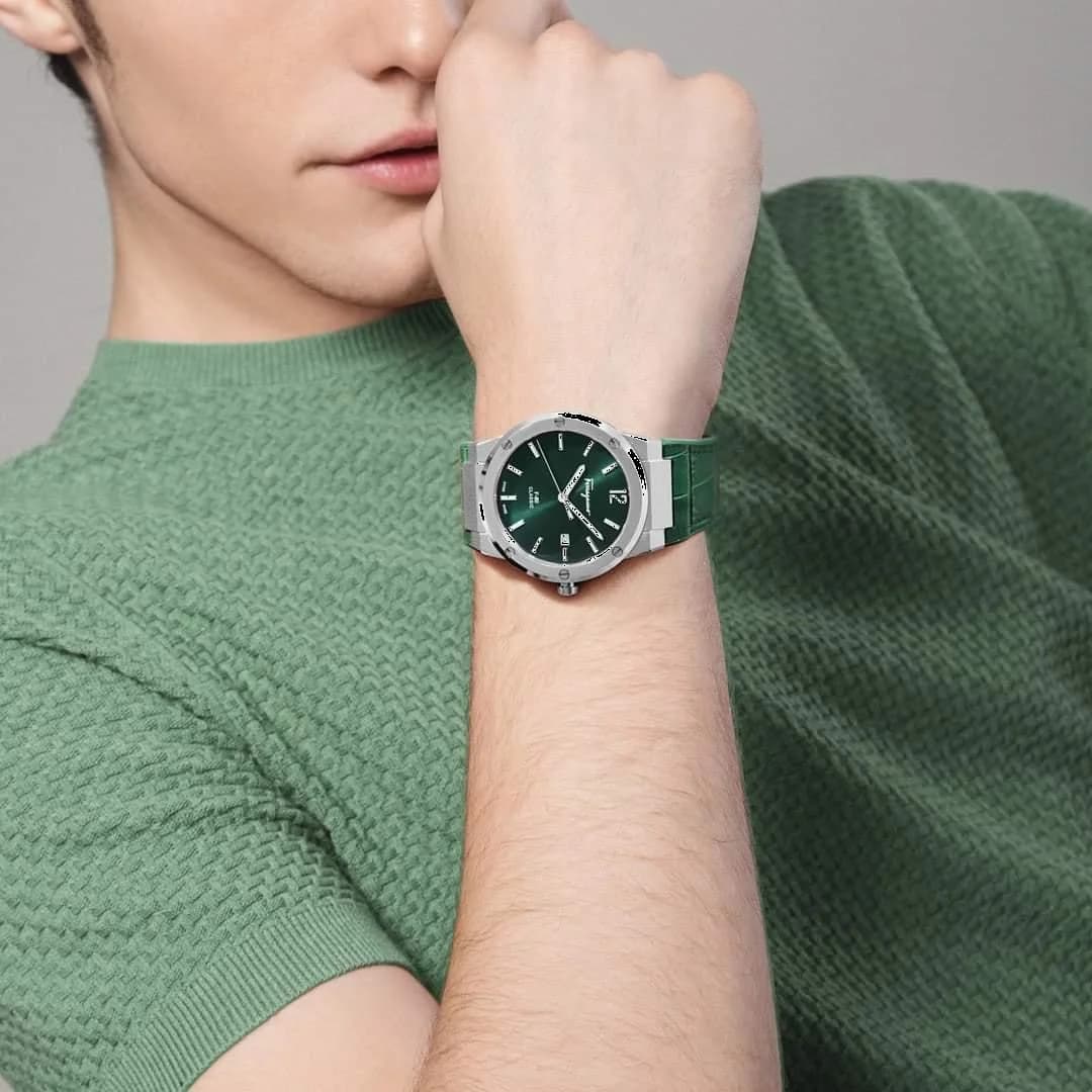 Attache bracelet Salvatore Ferragamo SFDT00119 en silicone vert imitation crocodile avec boucle ardillon en acier inoxydable