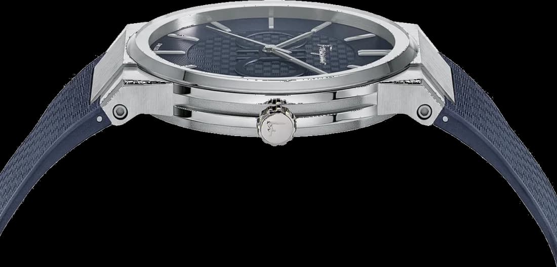 Attache bracelet Salvatore Ferragamo SFHP00120 en silicone bleu avec motif Ferragamo, fermoir boucle ardillon en acier brossé