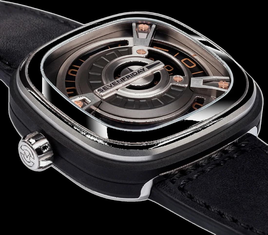 Visage cadran Sevenfriday M1/03 aux index bâtons appliqués et guichet date à 4h30, mouvement automatique Miyota