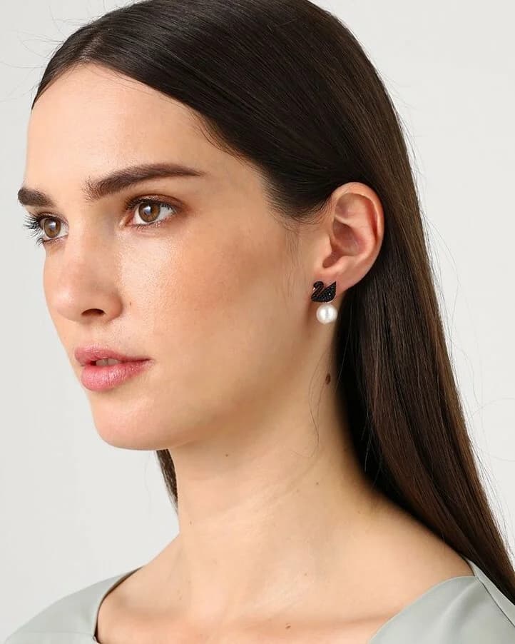 Boucles d'oreilles Swarovski Iconic Swan Lake 5193949 en plaqué or rose, cristaux noirs et perle blanche pour femme vue 2