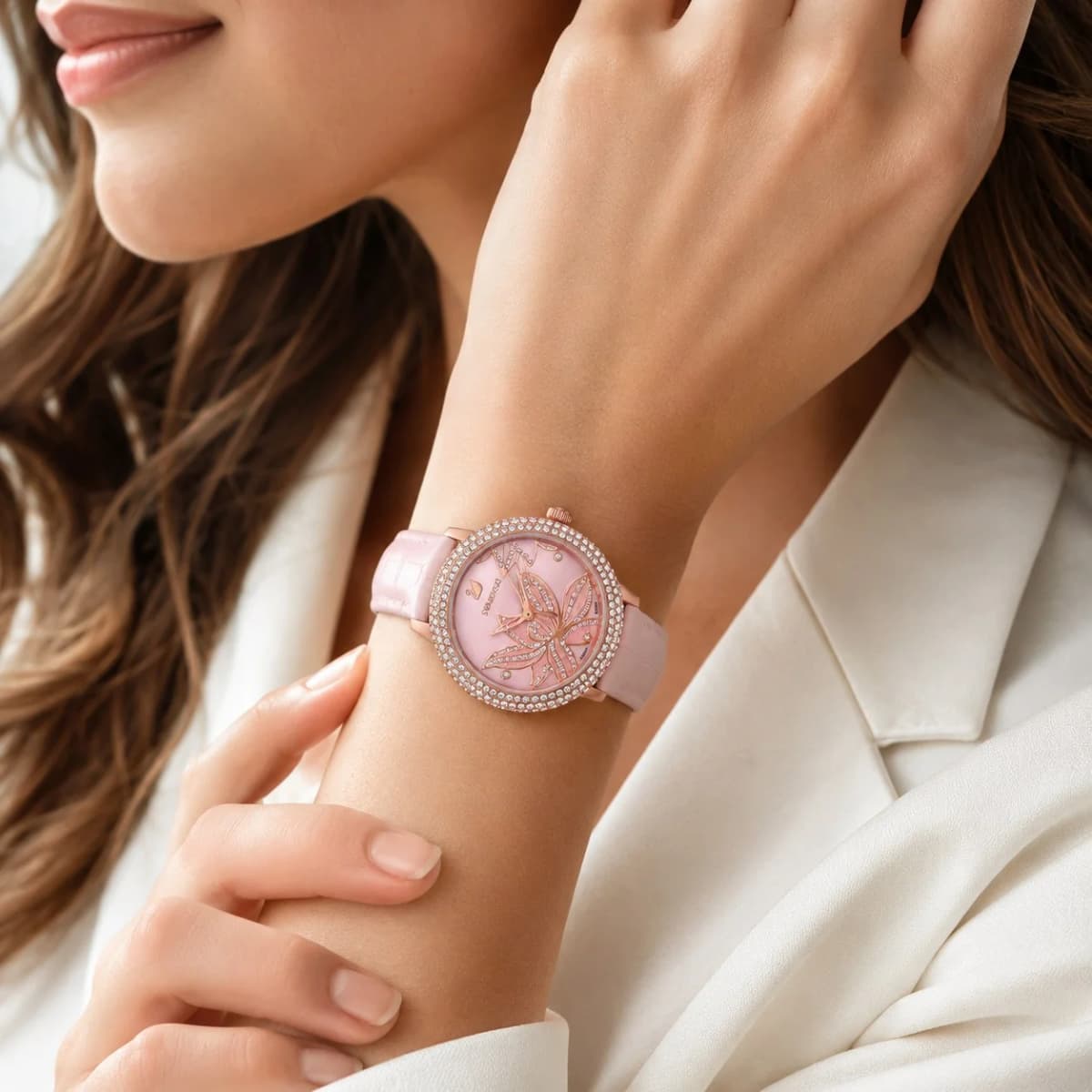 Attache bracelet Swarovski 5575217 en cuir rose doublé d'un fermoir déployante en acier inoxydable