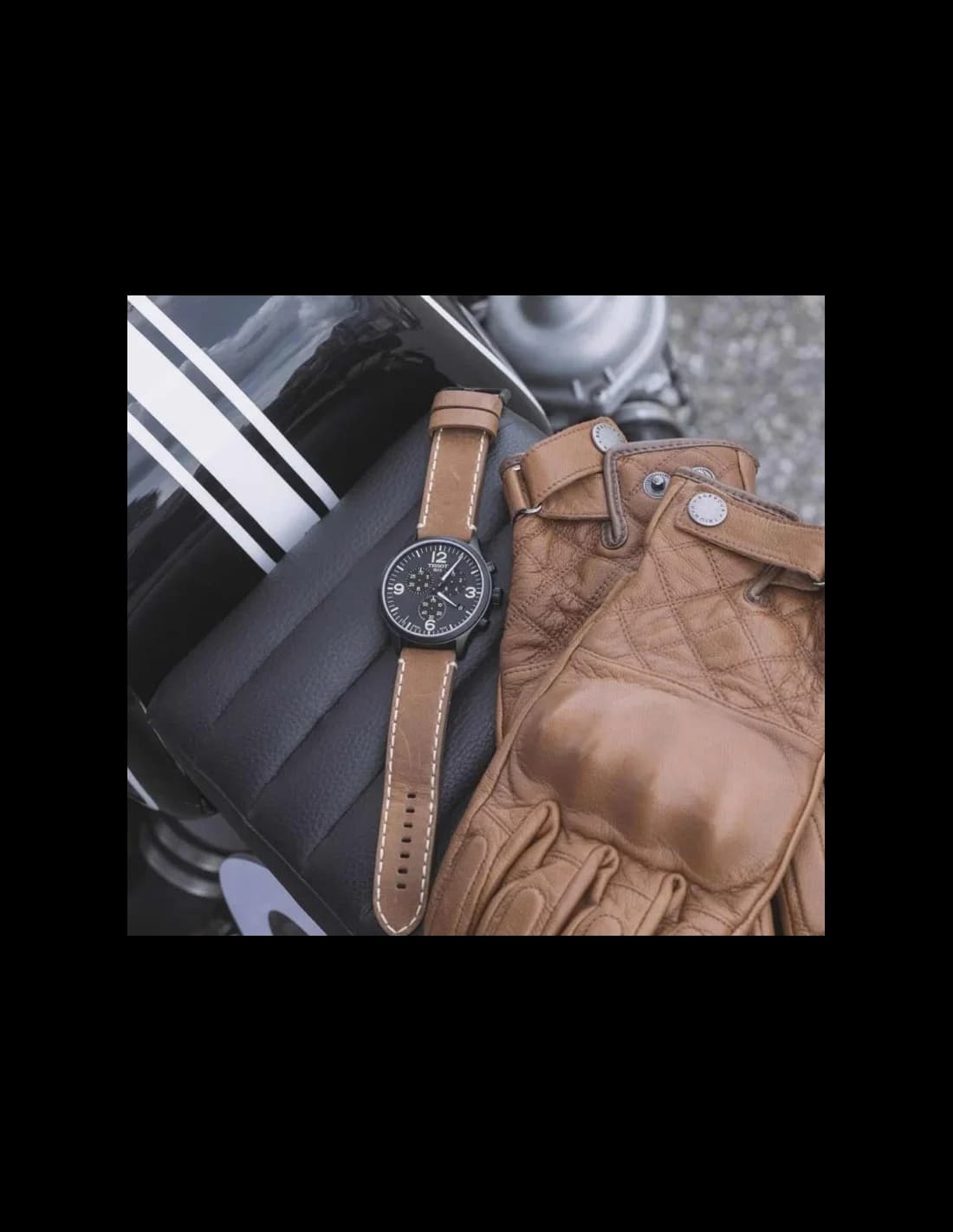 Lunette boîtier Tissot T1166173605700 en acier traité PVD noir mat, lunette fixe lisse, verre saphir bombé et couronne crantée protégée, profil épais de 48mm