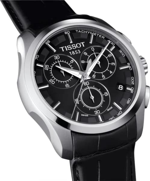 Visage cadran Tissot T035.617.16.051.00 révélant index appliques argentés, aiguilles baton et guichet date à 4h30 sur fond noir soleillé