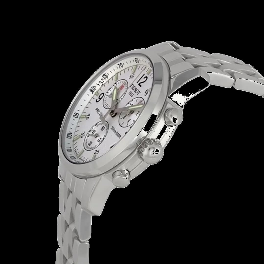 Visage cadran Tissot T17158632 dévoile compteurs chronographe à 6h, 9h et 12h, date à 3h, aiguilles rouge vif