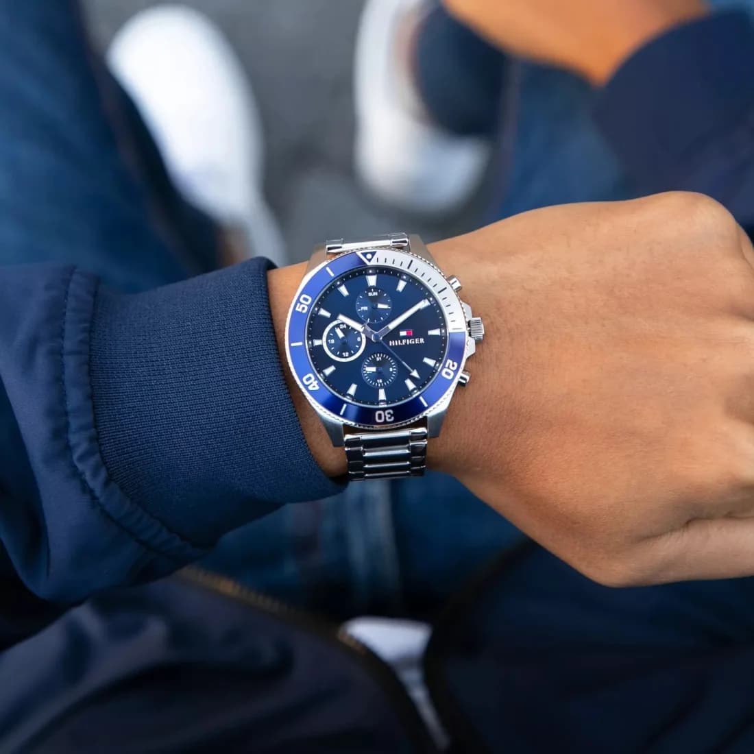 Montre Tommy Hilfiger Larson 1791917 chronomètre sport en acier cadran bleu vue 4