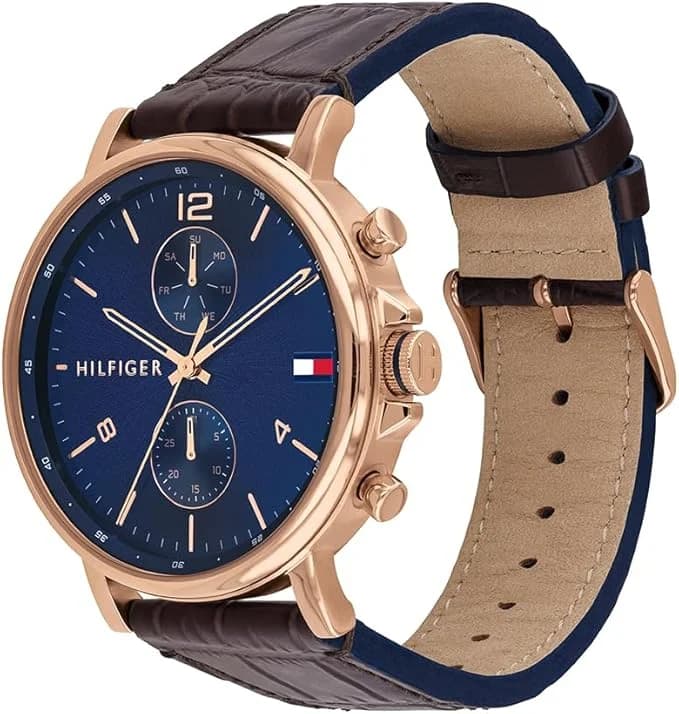 Visage cadran Tommy Hilfiger 1710418 dévoile index appliqués et aiguilles dauphine en or rose, date à 3h, lisibilité optimale