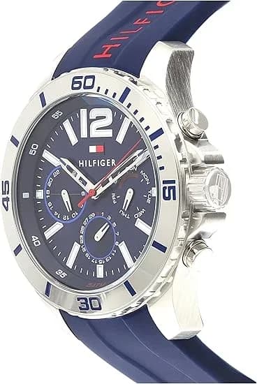Visage cadran Tommy Hilfiger 1791142 avec aiguilles bâtons argentées et date à 3h sur cadran bleu soleillé