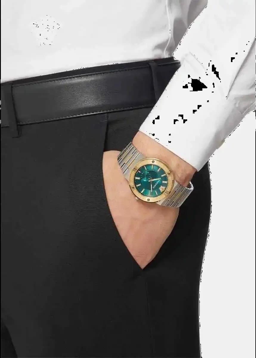 Visage cadran Versace VEVI00420 avec index bâtons appliqués, aiguilles dauphine dorées, date à 3h sur fond vert
